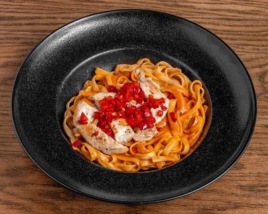 Grilled Chicken Alfredo/ Pasta  Alfredo con Pollo a la parrilla.