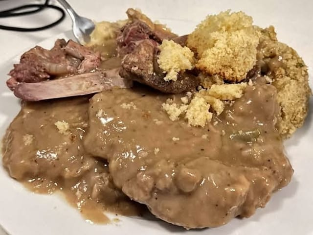 Smothered Pork Chops/ Chuletas Ahogadas en salsa.