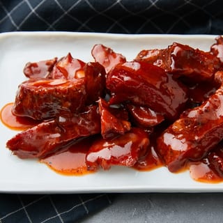 BBQ Rib Tips Sandwich/Sandwich de Puntas de Castillo BBQ
